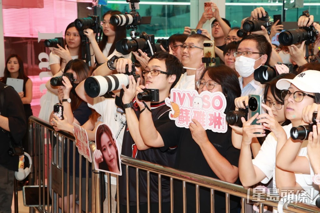 fans帶齊長短鏡影靚相。 fans帶齊長短鏡影靚相。