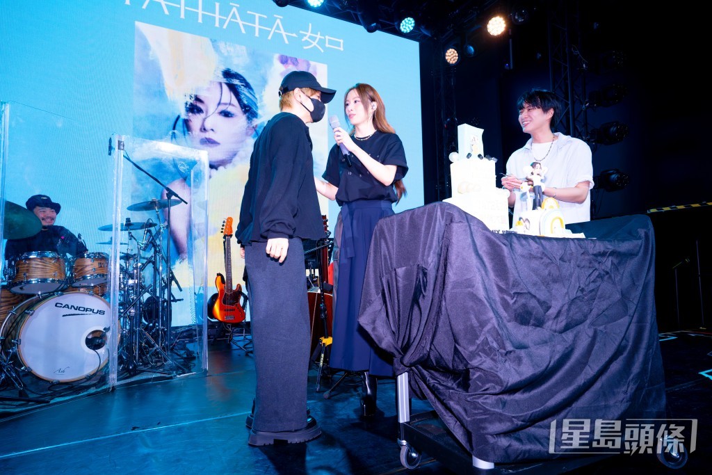 陳健安與Lester鬼鬼馬馬扮工作人員推出生日蛋糕,驚喜現身。 陳健安與Lester鬼鬼馬馬扮工作人員推出生日蛋糕,驚喜現身。