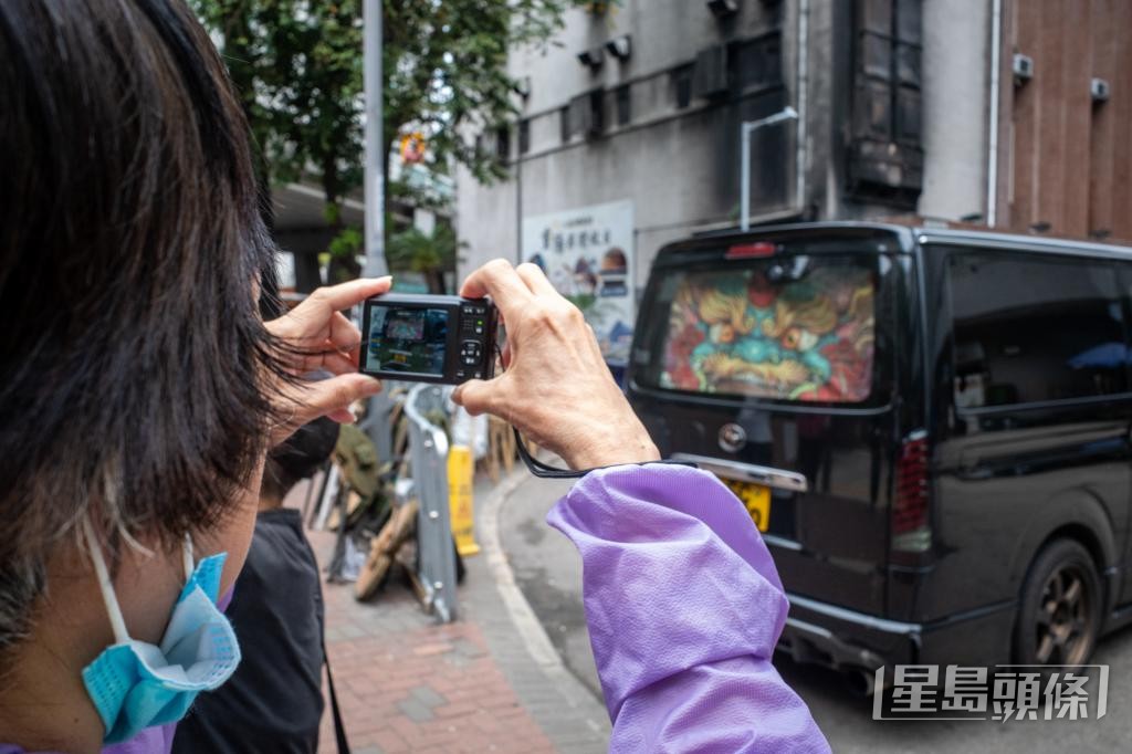 無家者獲發相機，在街頭上攝影課。（受訪者提供）