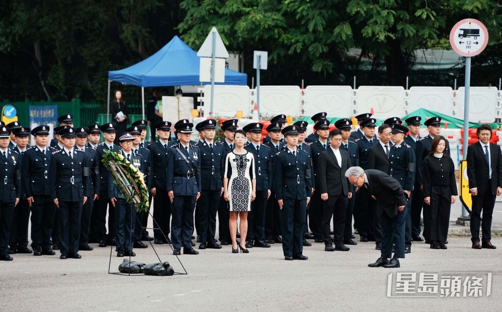前大埔民政专员陈巧敏早前出席宏福苑火灾路祭,身穿黑白图案连身裙向灵柩致意, 惹来网民热议。资料图片 前大埔民政专员陈巧敏早前出席宏福苑火灾路祭,身穿黑白图案连身裙向灵柩致意, 惹来网民热议。资料图片