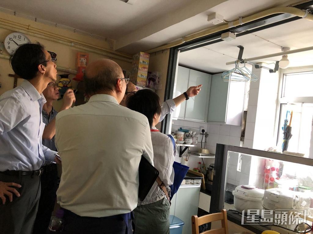 房屋署派員到聾人家居單位視察。 受訪者提供
