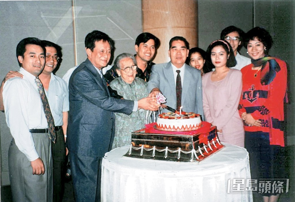 2009年時,呂良偉父親(左六)70大壽,關海山太太(右一)、呂良偉(左五)、呂良偉祖母(左四)和關海山(左三)都有現身。 2009年時,呂良偉父親(左六)70大壽,關海山太太(右一)、呂良偉(左五)、呂良偉祖母(左四)和關海山(左三)都有現身。