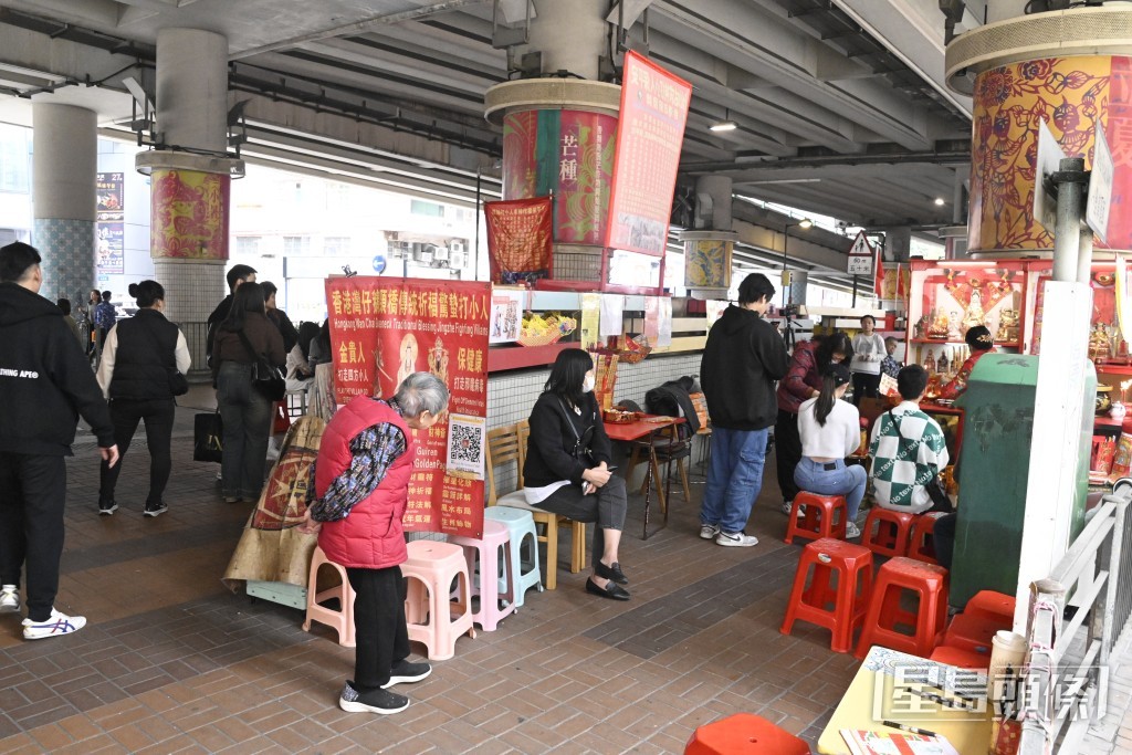 鵝頸橋底因「打小人」而吸引很多遊客到訪光顧。