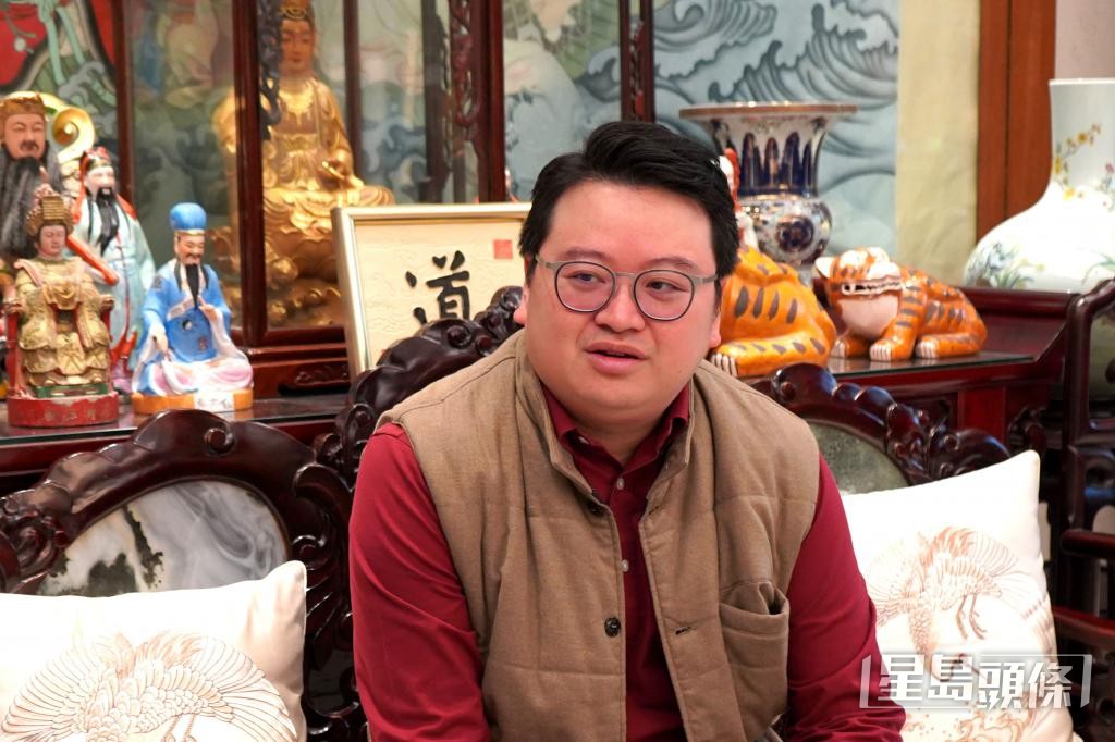 道長身份背後，馮耀中從事會計諮詢工作，現時「身兼兩職」。