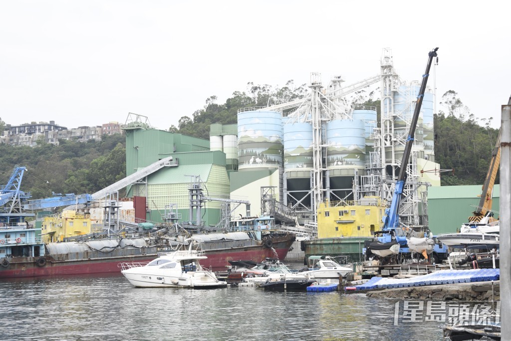 7旬翁在躉船上差錯腳墮海，獲救時昏迷不醒。楊偉亨攝