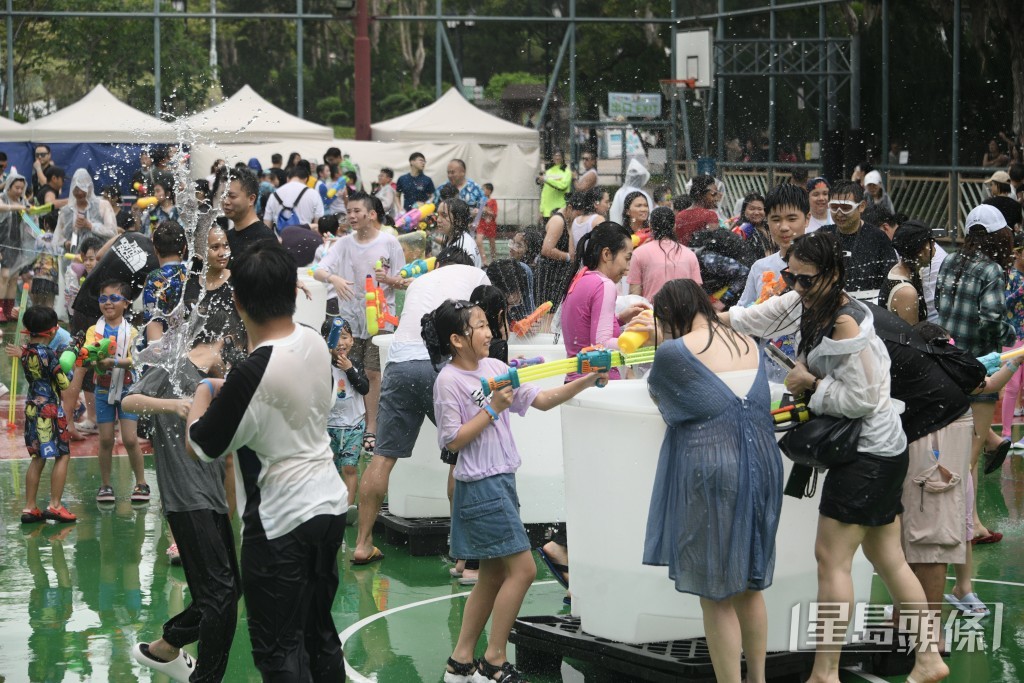 不少市民一家大細到場。 不少市民一家大細到場。