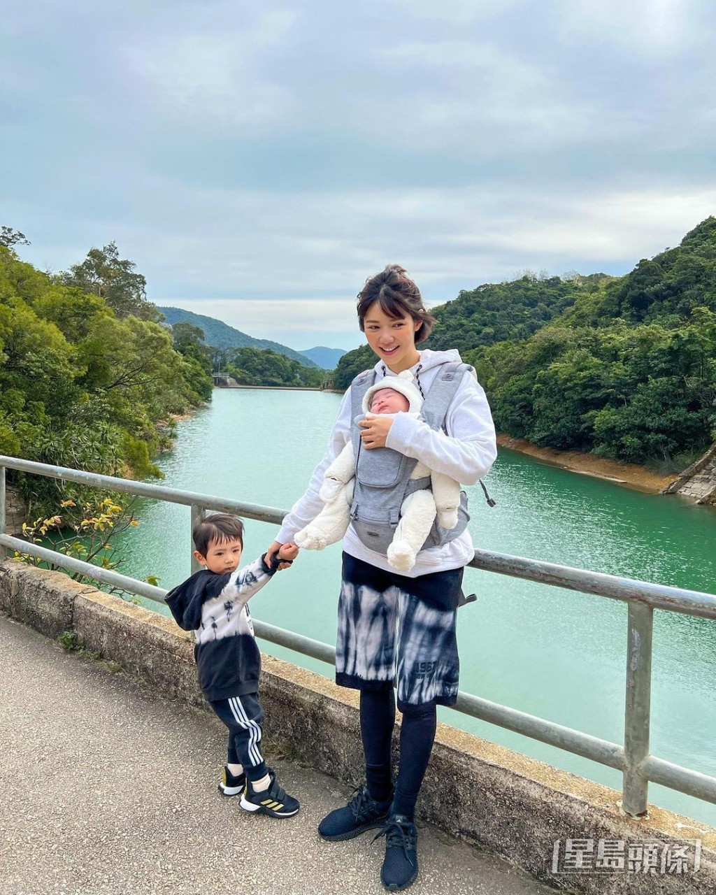 倪晨曦經常一人湊住兩子。