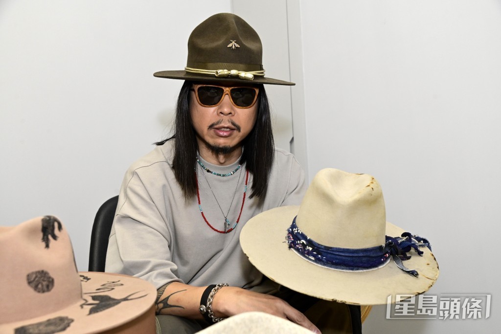一頂款式相的白色帽，真的被火燒過：「係用人手整出嚟，同Eason影《LOVE》封面戴過，意義好大，好多畫面，嗰幾年tour嘅畫面。」
