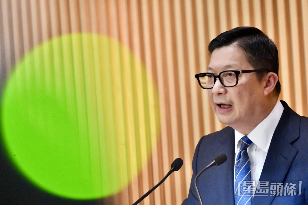 保安局局長鄧炳強會見傳媒回應黎智英判刑。盧江球攝