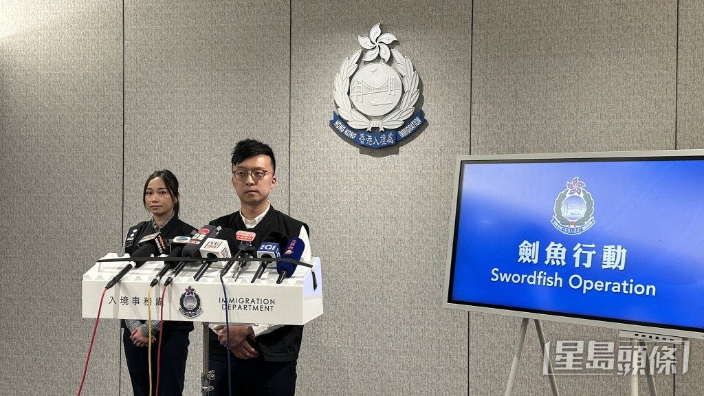 入境事務處外傭專責調查組高級入境事務主任傅哲浩(圖右)講述案情。劉漢權攝 入境事務處外傭專責調查組高級入境事務主任傅哲浩(圖右)講述案情。劉漢權攝