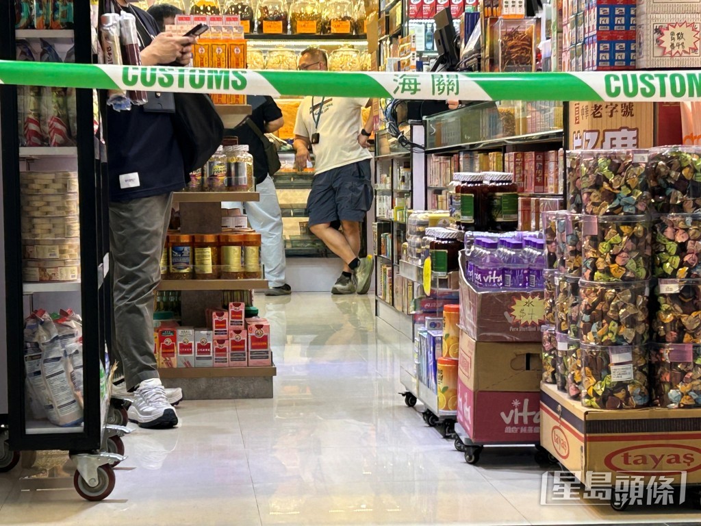 海關關員在店舖內調查。