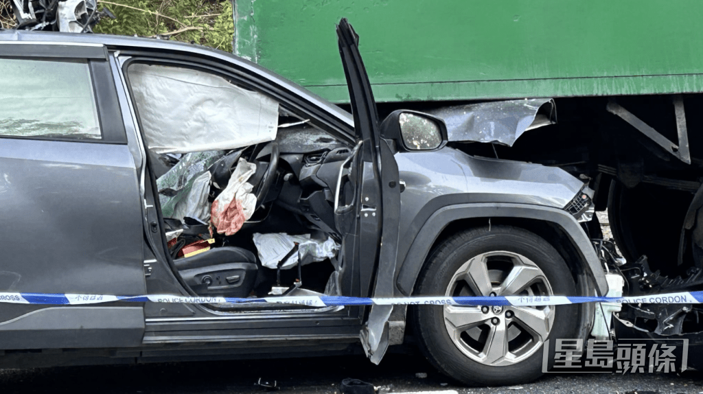 車禍後，私家車車頭盡毀，擋風玻璃碎裂，安全氣袋彈出，染滿血迹。蔡楚輝攝