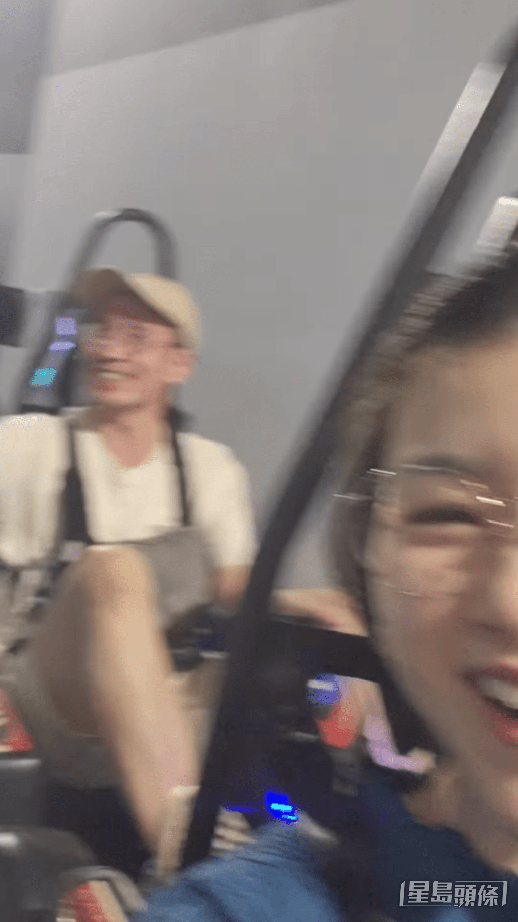 两公婆兴奋到模糊，似乎仲玩得癫过小朋友。