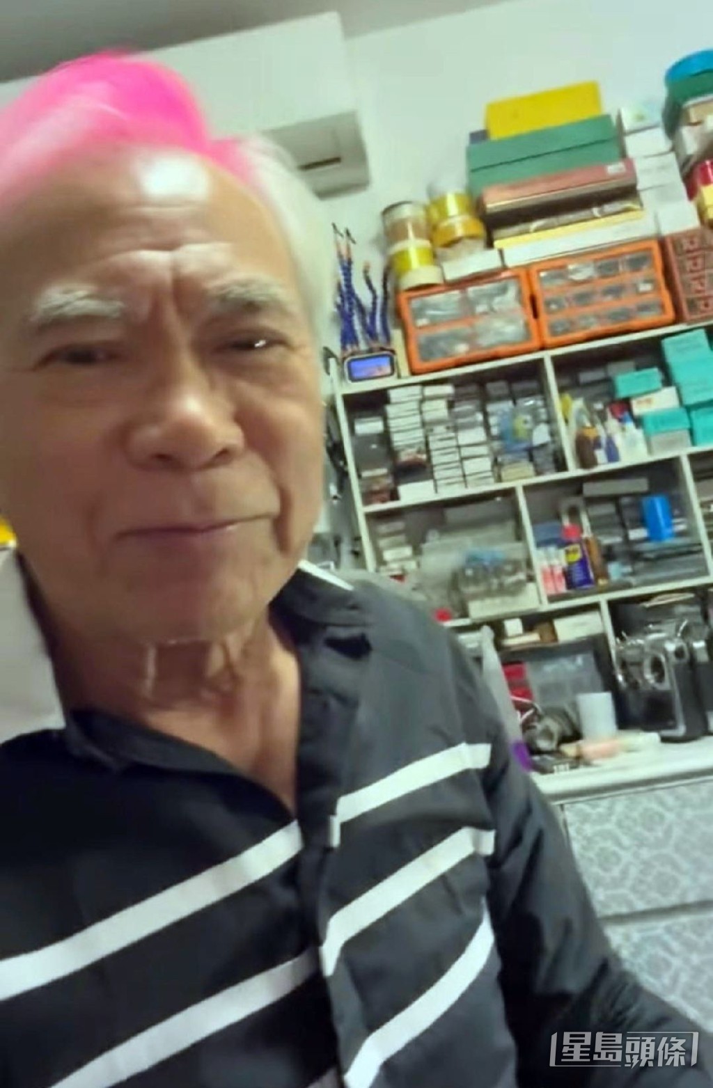 基哥曾在昔日簡陋愛巢自拍。