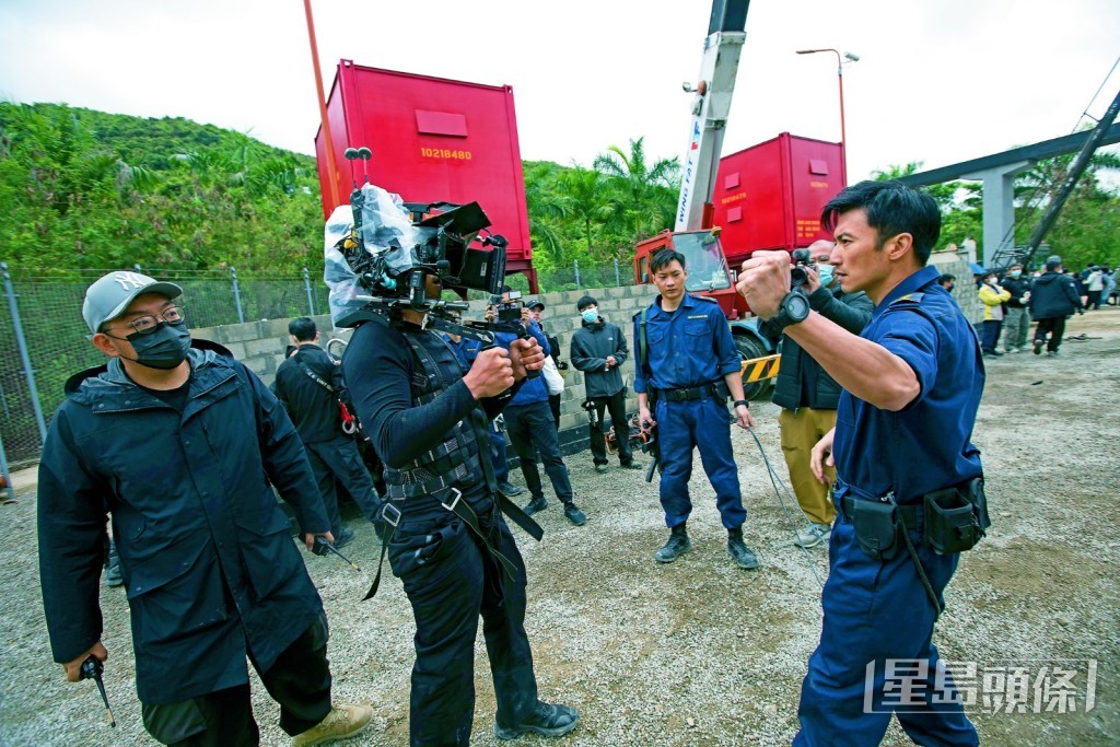 在現場拍動作場面，霆鋒指揮若定。