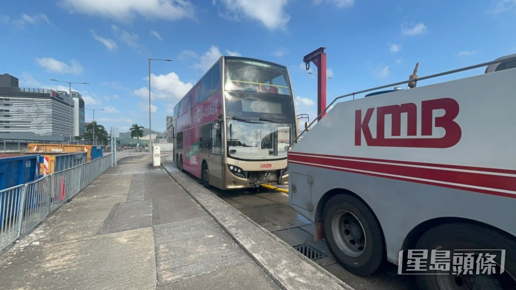 一部雙層九巴車尾著火。楊偉亨攝 一部雙層九巴車尾著火。楊偉亨攝