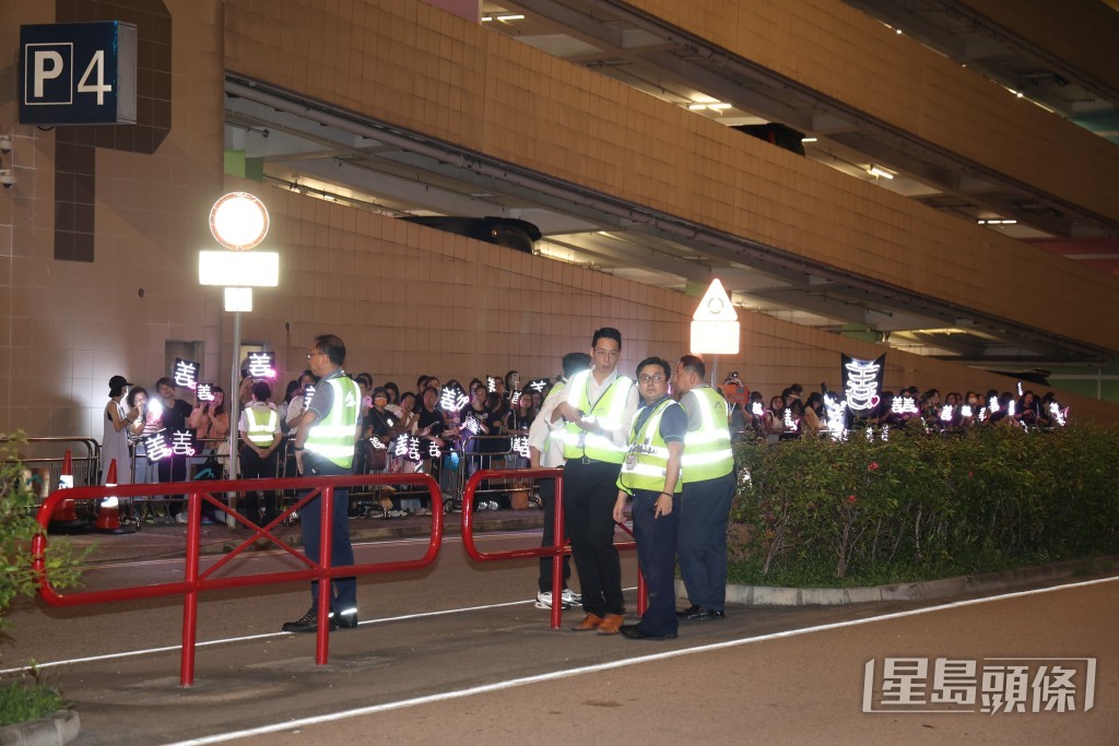 機場保安在場維持秩序。 機場保安在場維持秩序。