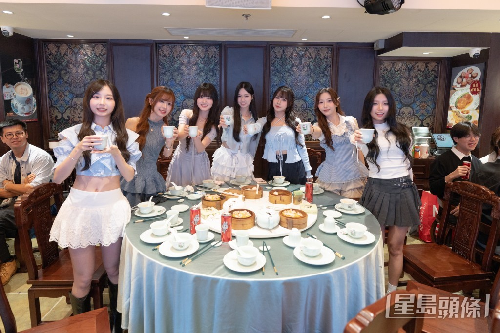 7位女團員齊吃點心。 7位女團員齊吃點心。