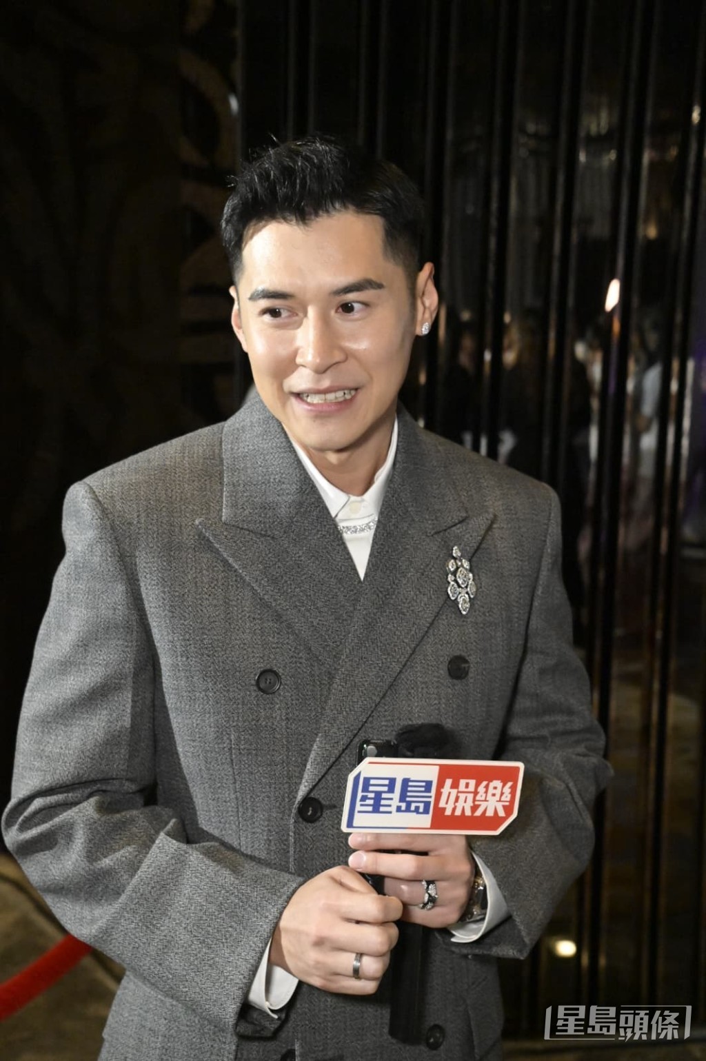 他自豪眼光好娶到好老婆。 他自豪眼光好娶到好老婆。