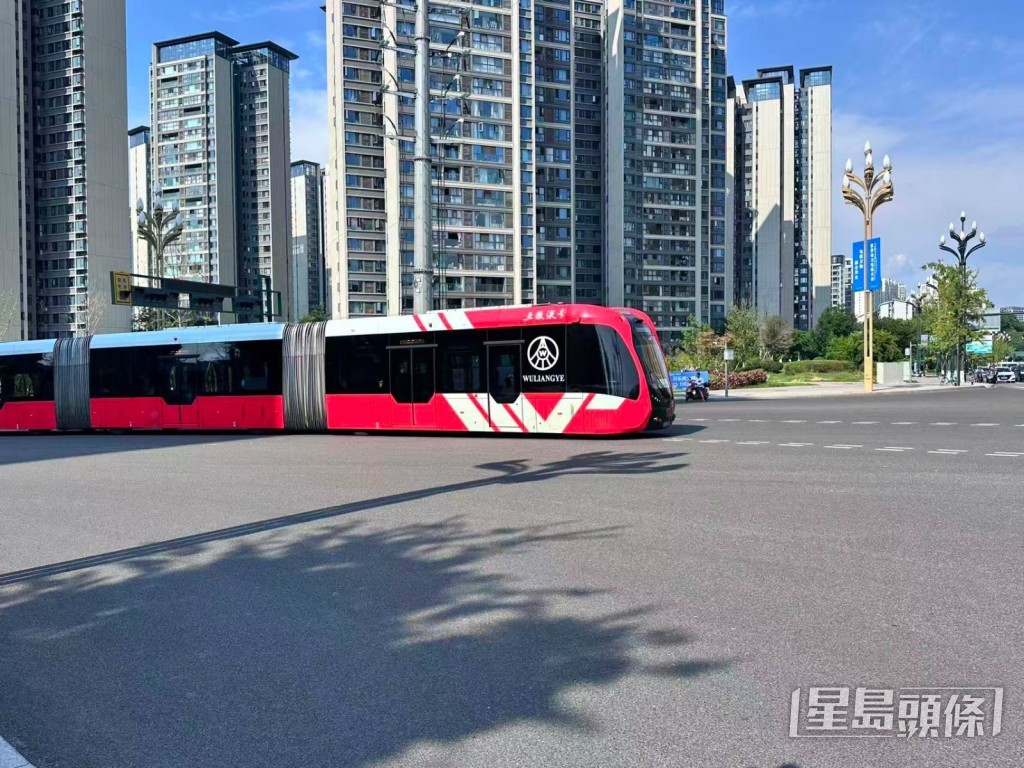 智軌不僅可與巴士、私家車及救援車輛共用路段,更能配合「車路協同」技術及交通燈優先號誌,確保行車暢通無阻。 智軌不僅可與巴士、私家車及救援車輛共用路段,更能配合「車路協同」技術及交通燈優先號誌,確保行車暢通無阻。