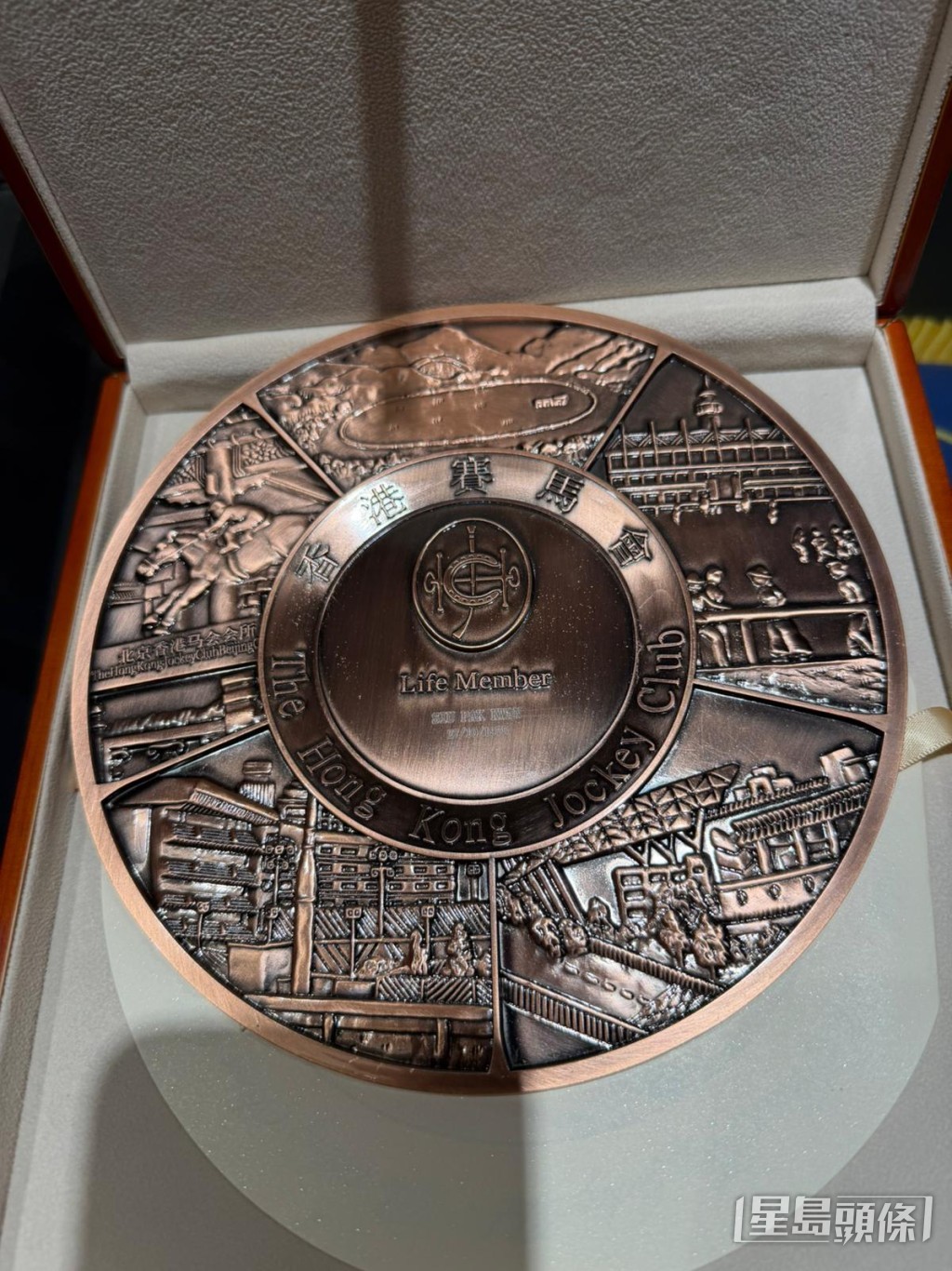 马会赠送萧百君的「终身会员」碟。 马会赠送萧百君的「终身会员」碟。