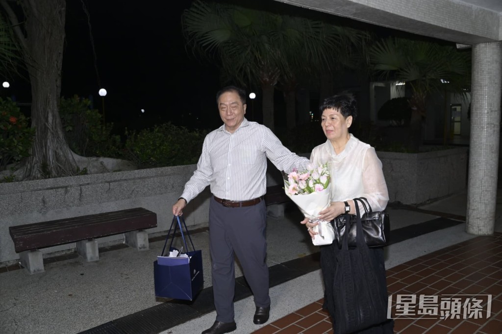 袁爸爸和袁媽媽亦隨後抵達寓所。