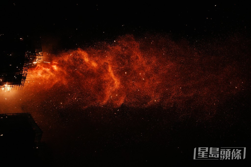 入夜後,宏福苑大火仍未救熄。汪旭峰攝 入夜後,宏福苑大火仍未救熄。汪旭峰攝