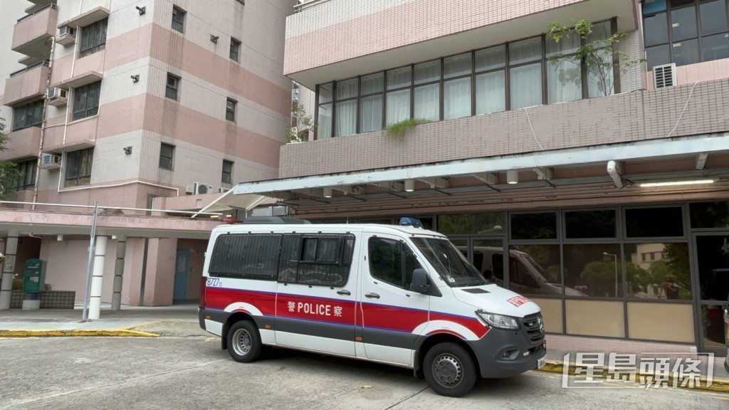 警員到醫院了解傷者情況。楊偉亨攝