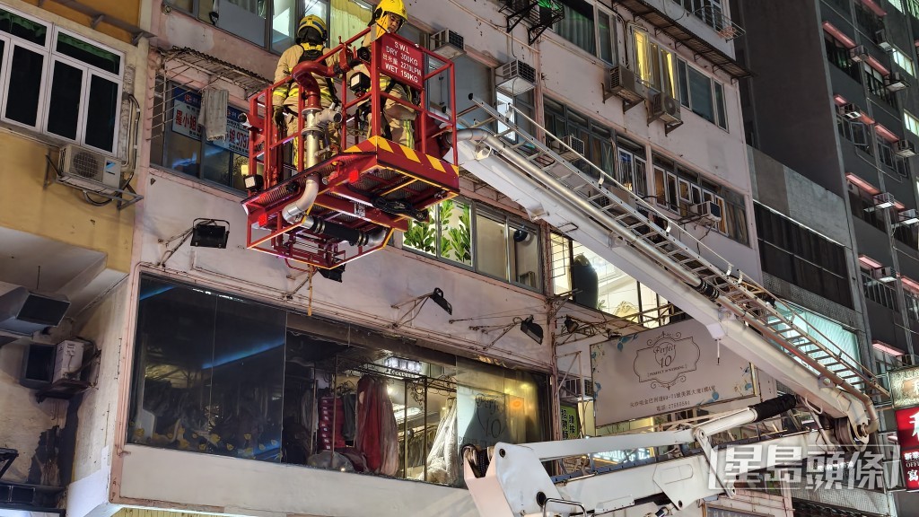 救火期間店舖落地玻璃被擊破。 救火期間店舖落地玻璃被擊破。