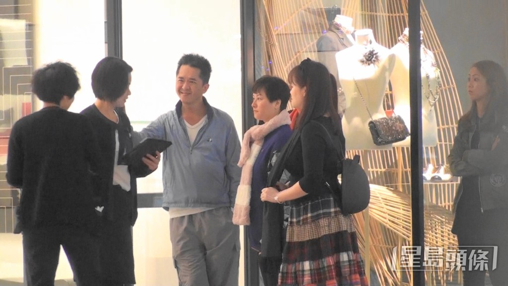 鄧兆尊2017年被拍到帶二奶Cherry車厘子（右二）、三奶骨妹（右三）和四奶（年約40歲中女，後戴橙圍巾被遮掩者）到銅鑼灣時代廣場逛名店。