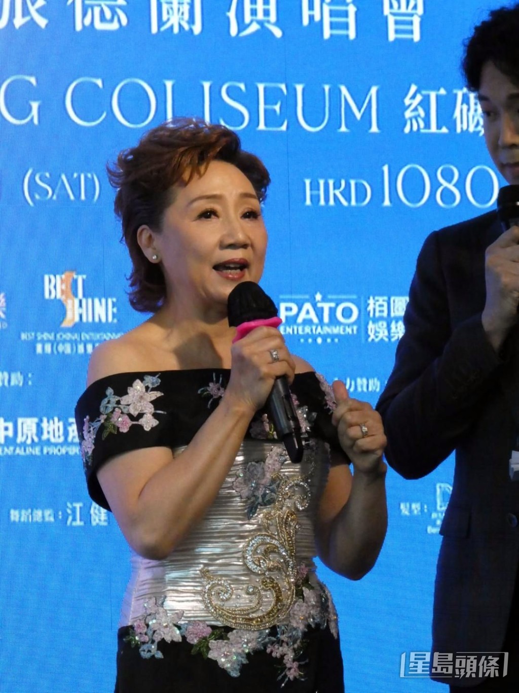 张德兰在台上发表感受。
