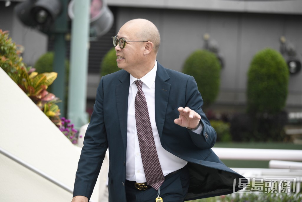 「千帆駒」昨朝課後蘇偉賢趕到機坪接馬，並捉住田泰安密密斟。