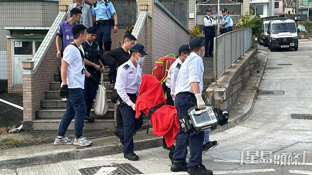 警方在一村屋內發現40多歲懷疑持刀男子,其後安排他送院檢查。劉漢權攝 警方在一村屋內發現40多歲懷疑持刀男子,其後安排他送院檢查。劉漢權攝