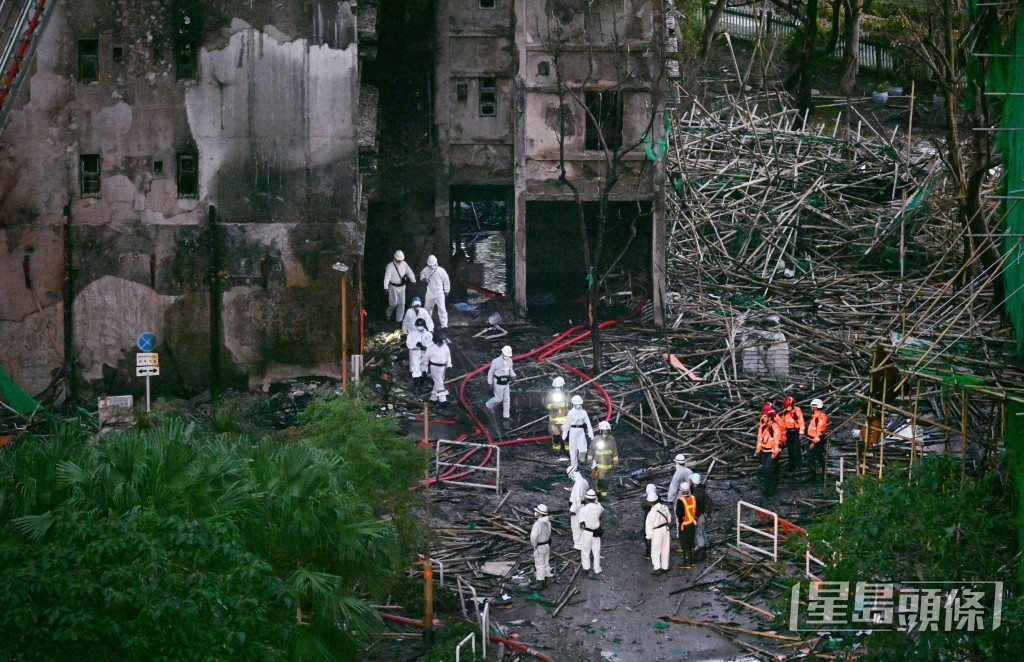 灾难遇害者辨认组人员进入灾场，协助辨认遗体。 苏正谦摄