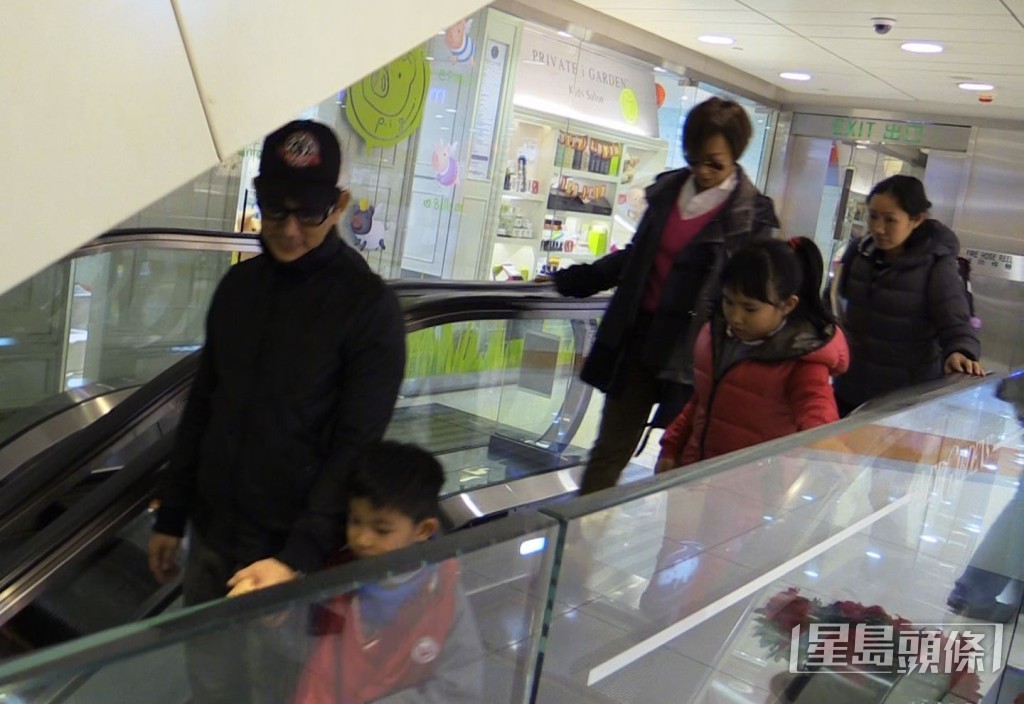 任賢齊自從細仔在港出世後，舉家定居香港，2014年曾被拍到一家行街聚天倫。（資料圖片）
