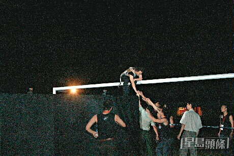 陳奕迅2002年在台北校園演唱會表演期間，不慎墮台導致下體受重傷。（《東周刊》圖片）