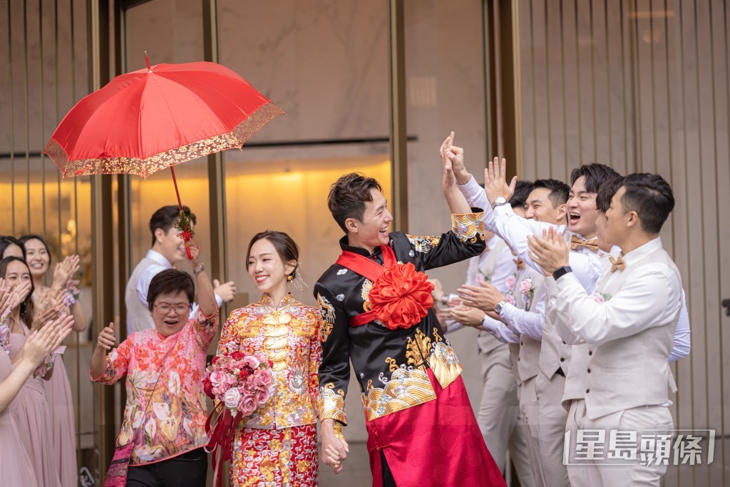 在親友見證下結婚。 在親友見證下結婚。