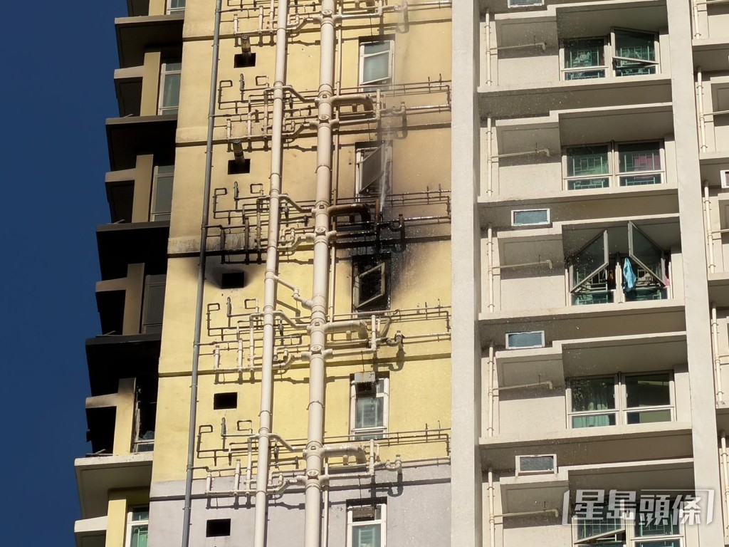 起火單位外牆熏黑。曾志恒攝