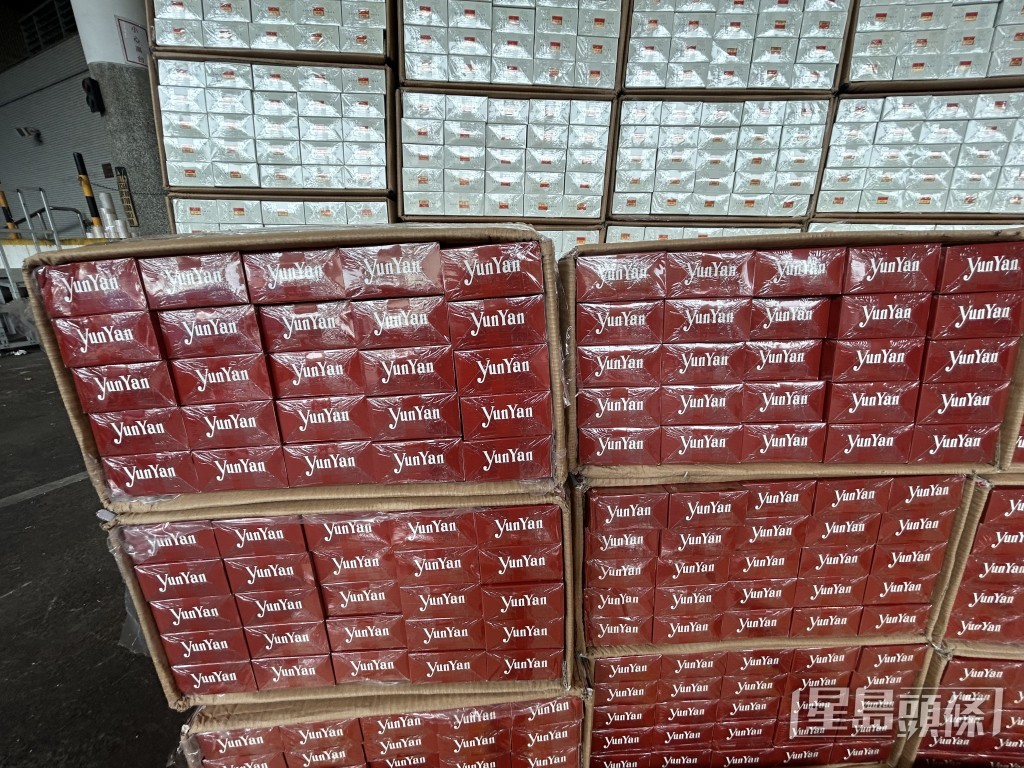 海关捣破两个私烟储存仓检1000万支私烟。林思明摄