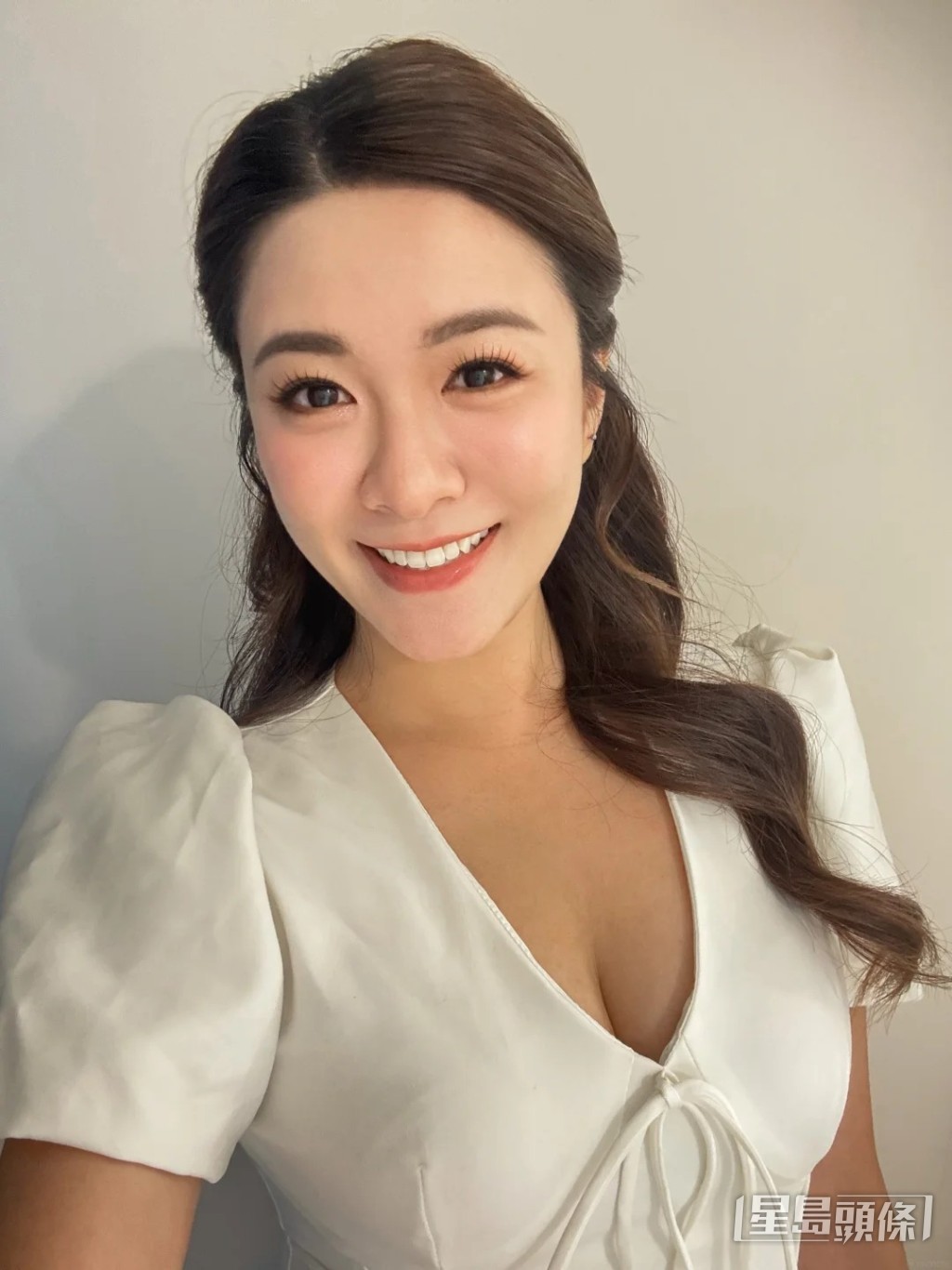 江嘉敏一身純白低胸造型在國慶日現身馬場。