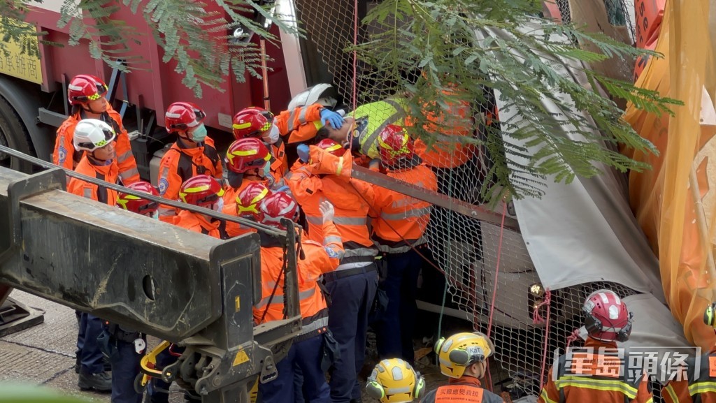 垃圾車跟車工人被困3小時獲救送院。許文光攝