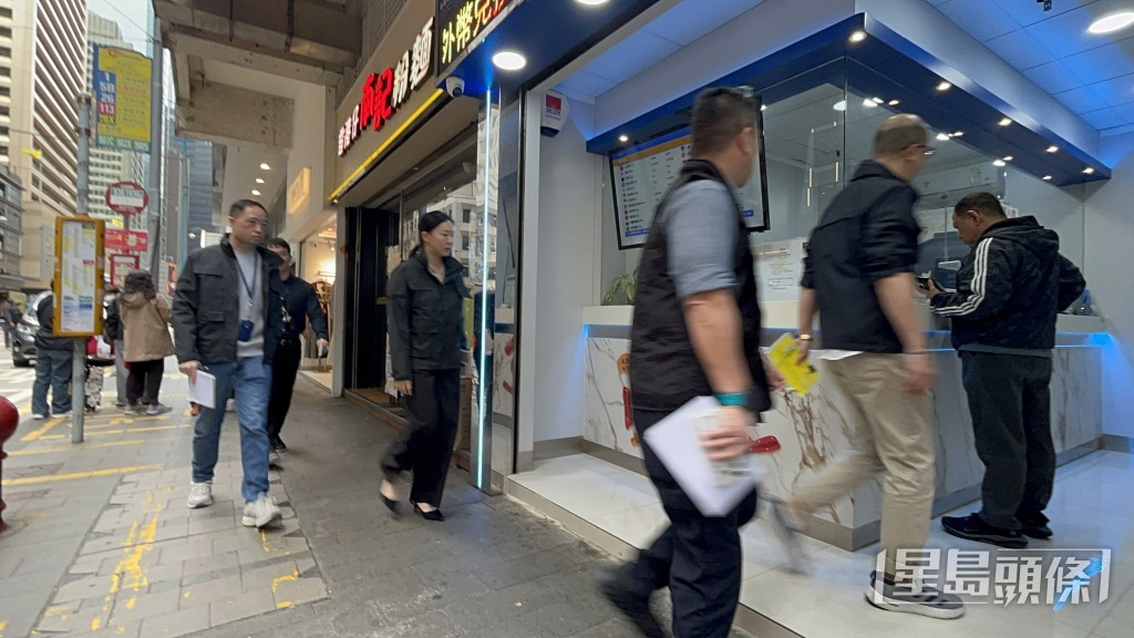 大批警員到上環現場調查。