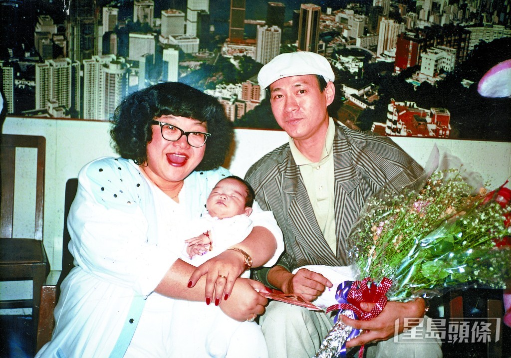 沈殿霞同年5月30日誕下女兒鄭欣宜，不過之後鄭少秋又再傳出與官晶華來往；至1988年，當時欣宜僅8個月大時，沈殿霞便提出離婚。