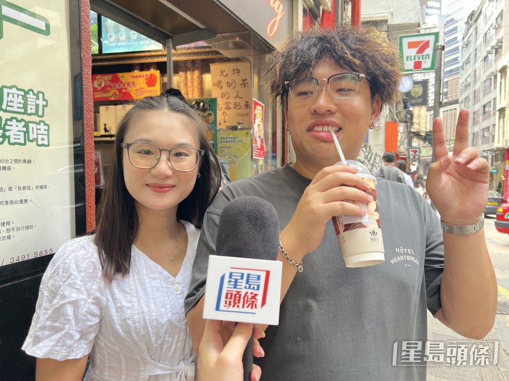 鄭小姐專程帶朋友楊先生來體驗舊式推點心車文化。曹露尹攝 鄭小姐專程帶朋友楊先生來體驗舊式推點心車文化。曹露尹攝