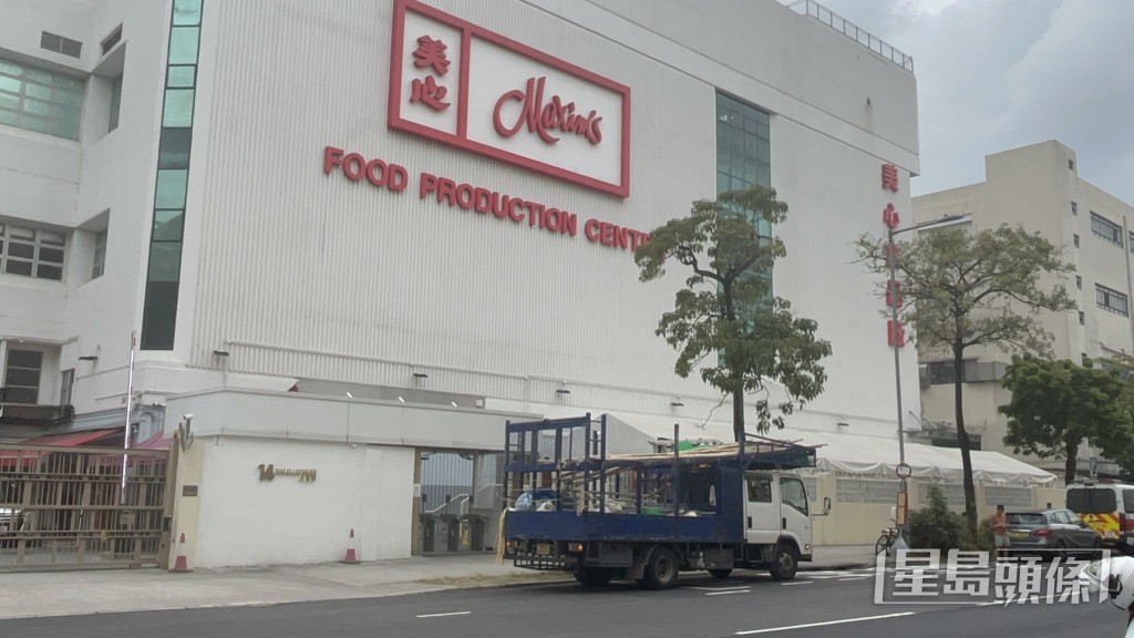 食品廠門口停泊一部竹棚貨車。楊偉亨攝 食品廠門口停泊一部竹棚貨車。楊偉亨攝