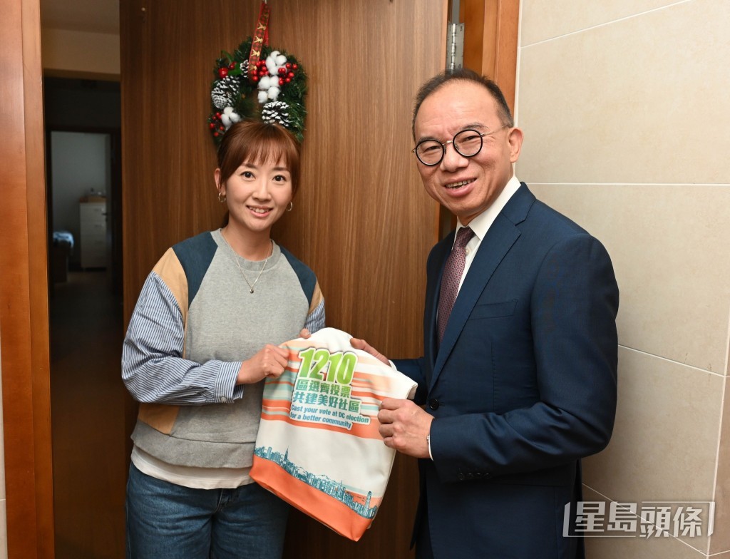曾国衞（右）亲身呼吁投票。政制及内地事务局FB图片