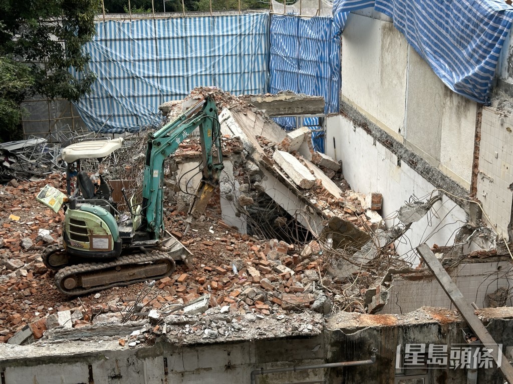 石屎牆倒塌磚頭墮下壓住工人下半身。梁國峰攝 石屎牆倒塌磚頭墮下壓住工人下半身。梁國峰攝