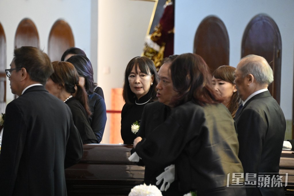陳曦齡瞻仰遺容時神情哀傷。 陳曦齡瞻仰遺容時神情哀傷。