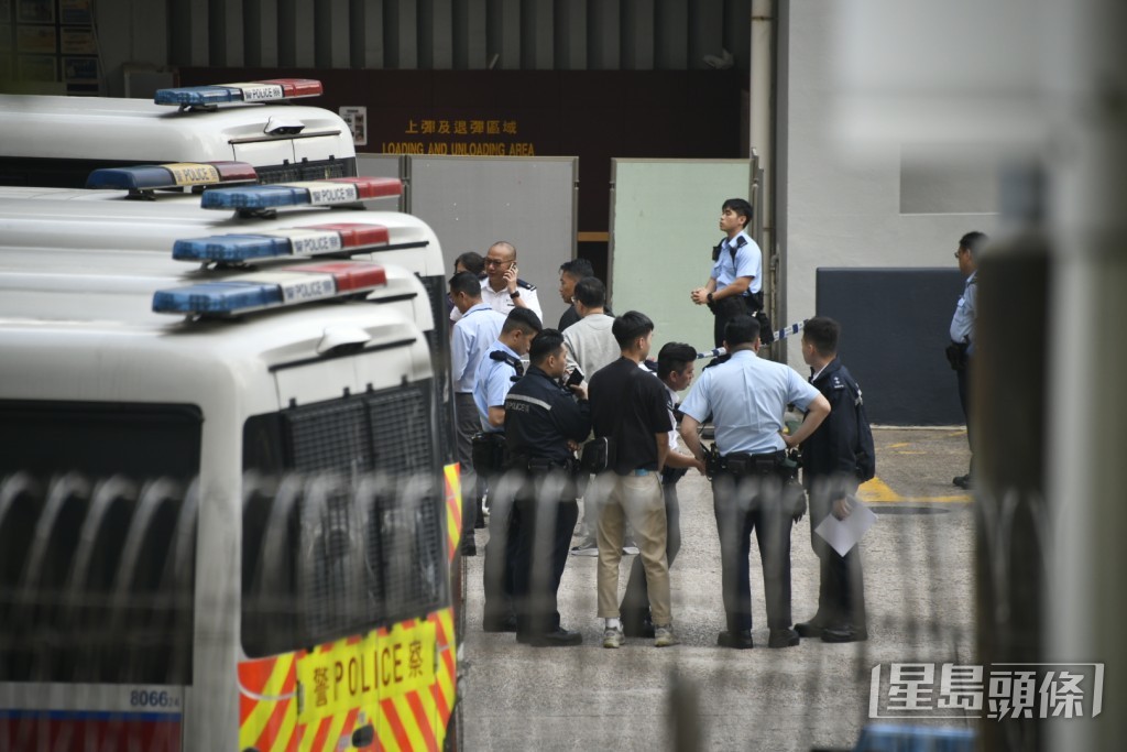警署的上彈退彈區被板圍封進行調查。楊偉亨攝 警署的上彈退彈區被板圍封進行調查。楊偉亨攝
