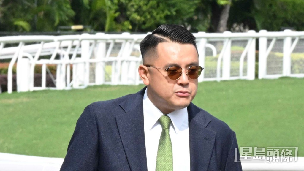 今朝「寶成智星」出跳後，伍鵬志專程到機坪等候。